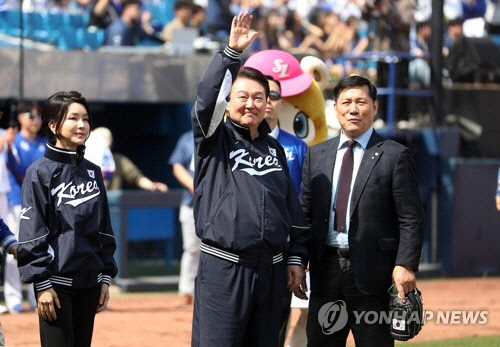 윤석열 대통령이 1일 오후 대구삼성라이온즈파크에서 열린 2023 프로야구 KBO 정규시즌 삼성 라이온즈와 NC 다이노스의 개막전에서 시구를 하기에 앞서 김건희 여사와 함께 야구팬들에게 인사하고 있다. 연합뉴스
